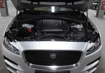 Подержанный автомобиль Jaguar F-Pace 2016 года (9 фото)