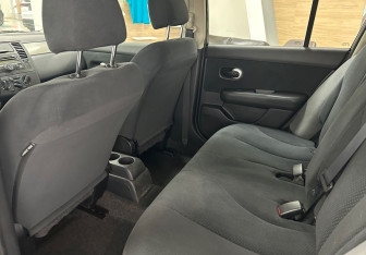 Подержанный автомобиль Nissan Tiida Hatchback 2010 года (12 фото)