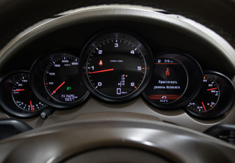 Подержанный автомобиль Porsche Cayenne 2013 года (13 фото)