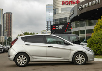 Подержанный автомобиль Hyundai Solaris Hatchback 2013 года (3 фото)