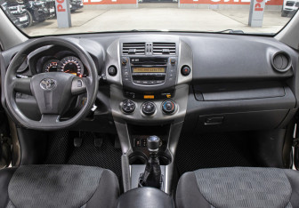 Подержанный автомобиль Toyota RAV4 2010 года (14 фото)