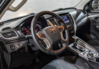 Подержанный автомобиль Mitsubishi Pajero Sport 2018 года (15 фото)