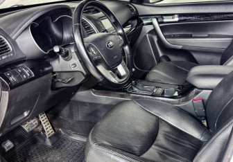 Подержанный автомобиль Kia Sorento 2014 года (13 фото)