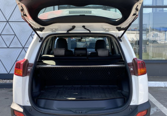 Подержанный автомобиль Toyota RAV4 2013 года (10 фото)