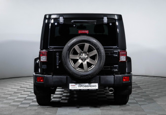 Подержанный автомобиль Jeep Wrangler 2016 года (6 фото)