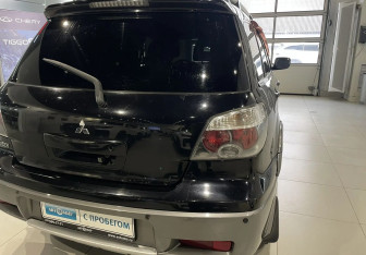 Подержанный автомобиль Mitsubishi Outlander 2005 года (8 фото)