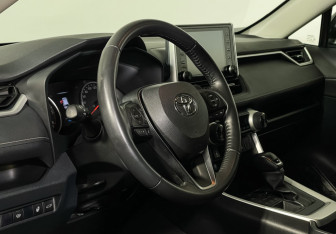 Подержанный автомобиль Toyota RAV4 2021 года (13 фото)