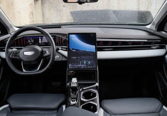 Подержанный автомобиль Geely Atlas 2024 года (9 фото)