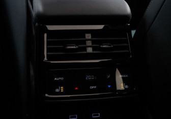 Подержанный автомобиль Geely Monjaro 2023 года (31 фото)