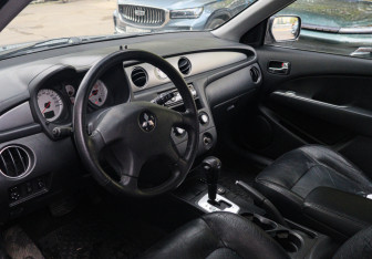 Подержанный автомобиль Mitsubishi Outlander 2005 года (12 фото)