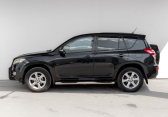 Подержанный автомобиль Toyota RAV4 2011 года (8 фото)