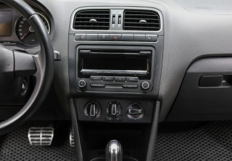 Подержанный автомобиль Volkswagen Polo Hatchback 2012 года (15 фото)