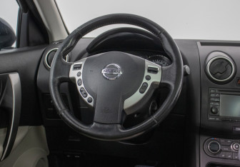 Подержанный автомобиль Nissan Qashqai 2012 года (15 фото)