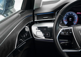 Подержанный автомобиль Audi A8 2022 года (26 фото)