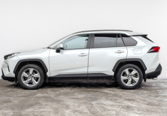 Подержанный автомобиль Toyota RAV4 2021 года (8 фото)