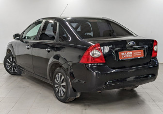 Подержанный автомобиль Ford Focus Sedan 2010 года (7 фото)