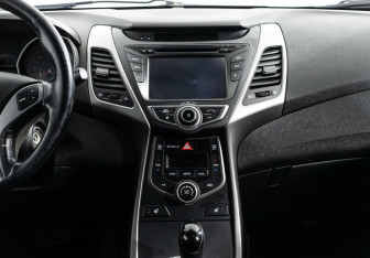 Подержанный автомобиль Hyundai Elantra Sedan 2015 года (9 фото)