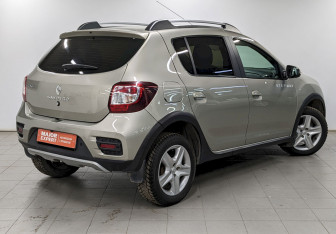 Подержанный автомобиль Renault Sandero 2016 года (5 фото)