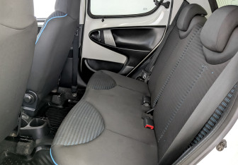 Подержанный автомобиль Peugeot 107 2013 года (12 фото)