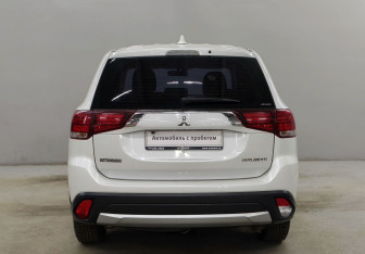 Подержанный автомобиль Mitsubishi Outlander 2018 года (6 фото)
