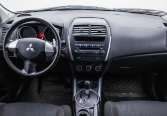 Подержанный автомобиль Mitsubishi ASX 2011 года (13 фото)