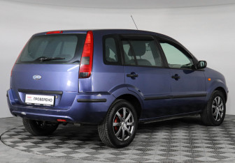 Подержанный автомобиль Ford Fusion 2005 года (5 фото)