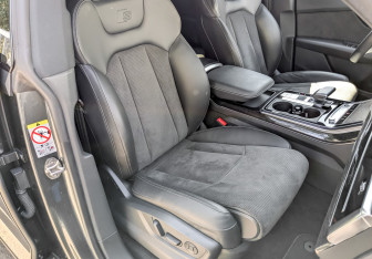 Подержанный автомобиль Audi Q8 2022 года (24 фото)