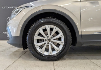 Подержанный автомобиль Volkswagen Tiguan 2021 года (25 фото)