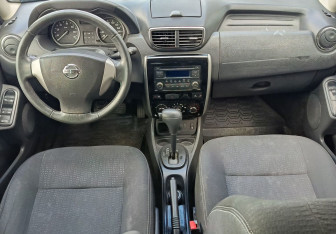 Подержанный автомобиль Nissan Terrano 2014 года (10 фото)