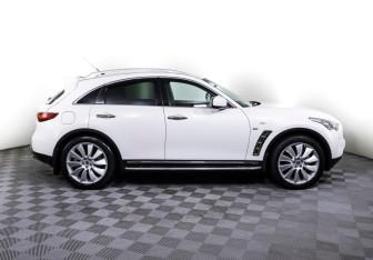 Подержанный автомобиль Infiniti QX70 2015 года (4 фото)