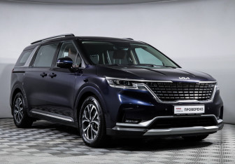Подержанный автомобиль Kia Carnival 2023 года (3 фото)