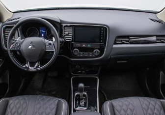 Подержанный автомобиль Mitsubishi Outlander 2022 года (13 фото)