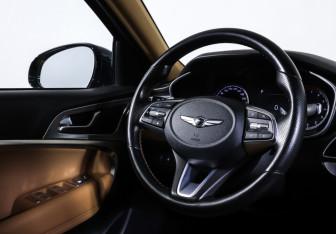 Подержанный автомобиль Genesis G70 2021 года (13 фото)