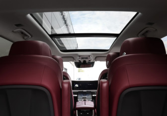 Подержанный автомобиль Hongqi E-HS9 2020 года (21 фото)