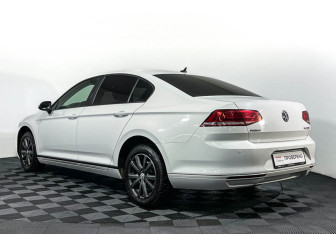 Подержанный автомобиль Volkswagen Passat Sedan 2017 года (7 фото)