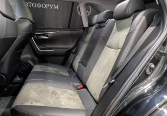 Подержанный автомобиль Toyota RAV4 2025 года (18 фото)