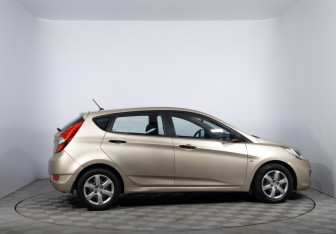 Подержанный автомобиль Hyundai Solaris Hatchback 2011 года (4 фото)