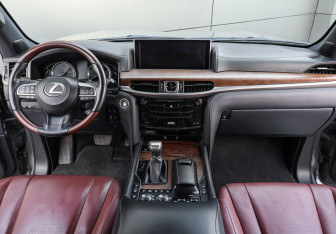 Подержанный автомобиль Lexus LX 2019 года (14 фото)