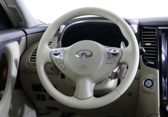 Подержанный автомобиль Infiniti QX70 2015 года (17 фото)