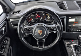 Подержанный автомобиль Porsche Macan 2016 года (21 фото)