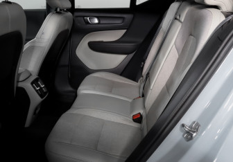 Подержанный автомобиль Volvo XC40 2019 года (10 фото)