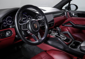 Подержанный автомобиль Porsche Cayenne 2019 года (14 фото)