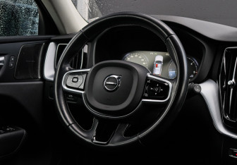 Подержанный автомобиль Volvo XC60 2019 года (11 фото)