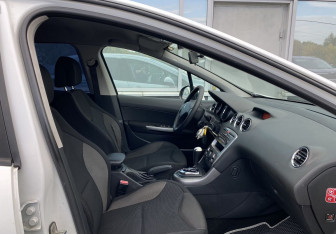 Подержанный автомобиль Peugeot 308 Hatchback 2009 года (17 фото)
