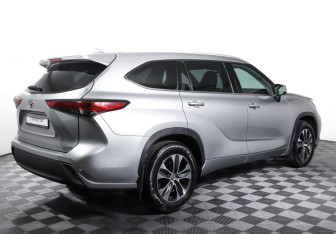 Подержанный автомобиль Toyota Highlander 2021 года (5 фото)