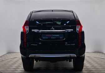 Подержанный автомобиль Mitsubishi Pajero Sport 2019 года (4 фото)