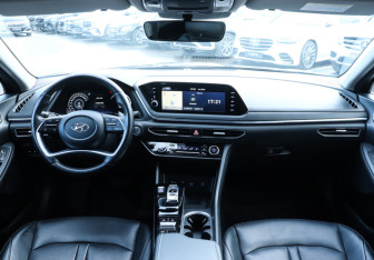 Подержанный автомобиль Hyundai Sonata 2021 года (12 фото)