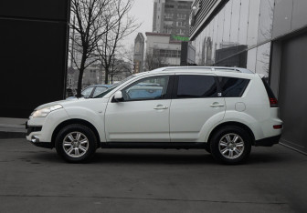 Подержанный автомобиль Citroen C-Crosser 2011 года (8 фото)