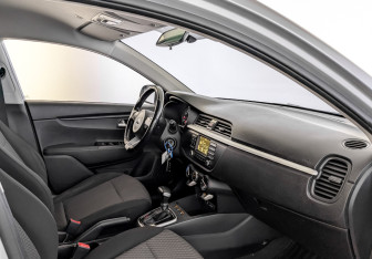 Подержанный автомобиль Kia Rio Sedan 2018 года (11 фото)