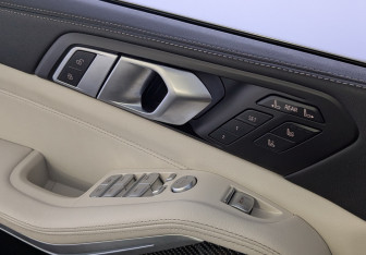 Подержанный автомобиль BMW X7 2024 года (29 фото)